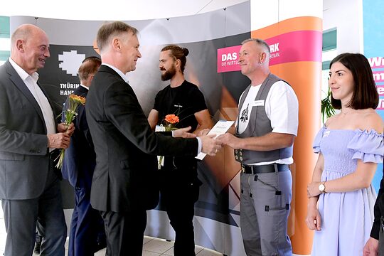 Im Berufsbildungs- und Technologiezentrum Gera-Aga übergaben Thüringens Wirtschaftsminister Wolfgang Tiefensee und THT-Präsident Stefan Lobenstein die Meisterprämie an die besten Meisterinnen und Meister des Jahrgangs.