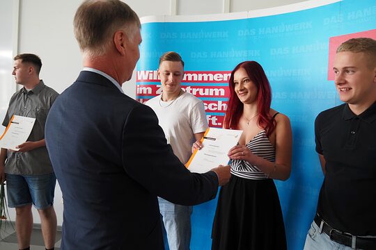 HWK-Präsident Stefan Lobenstein überreichte die Abschlusszeugnisse.