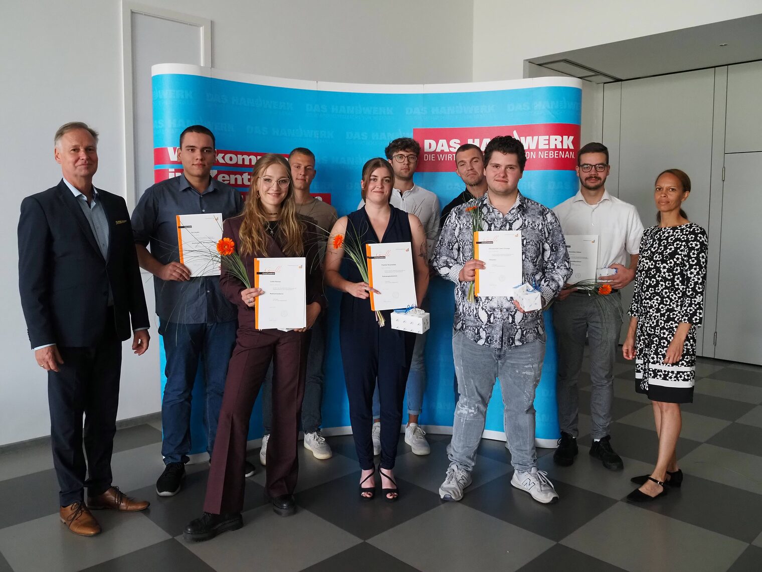 Die besten Gesellinnen und Gesellen der jeweiligen Gewerke. Von links nach rechts. Hintere Reihe: Stefan Lobenstein (Präsident HWK Erfurt), Tim Hupke (Kaufmann für Büromanagement), Moritz Grebhan (Straßenbauer), Niklas Scharff (Trockenbaumonteur), Rocco Seiffarth (Ausbaufacharbeiter), Maximilian Dübner (Automobilkaufmann). Vordere Reihe: Lotte Harzer (Maßschneiderin), Pauline Rosenetzki (Fahrzeuglackiererin), Vincent Karl Leon Lórange (Fleischer).