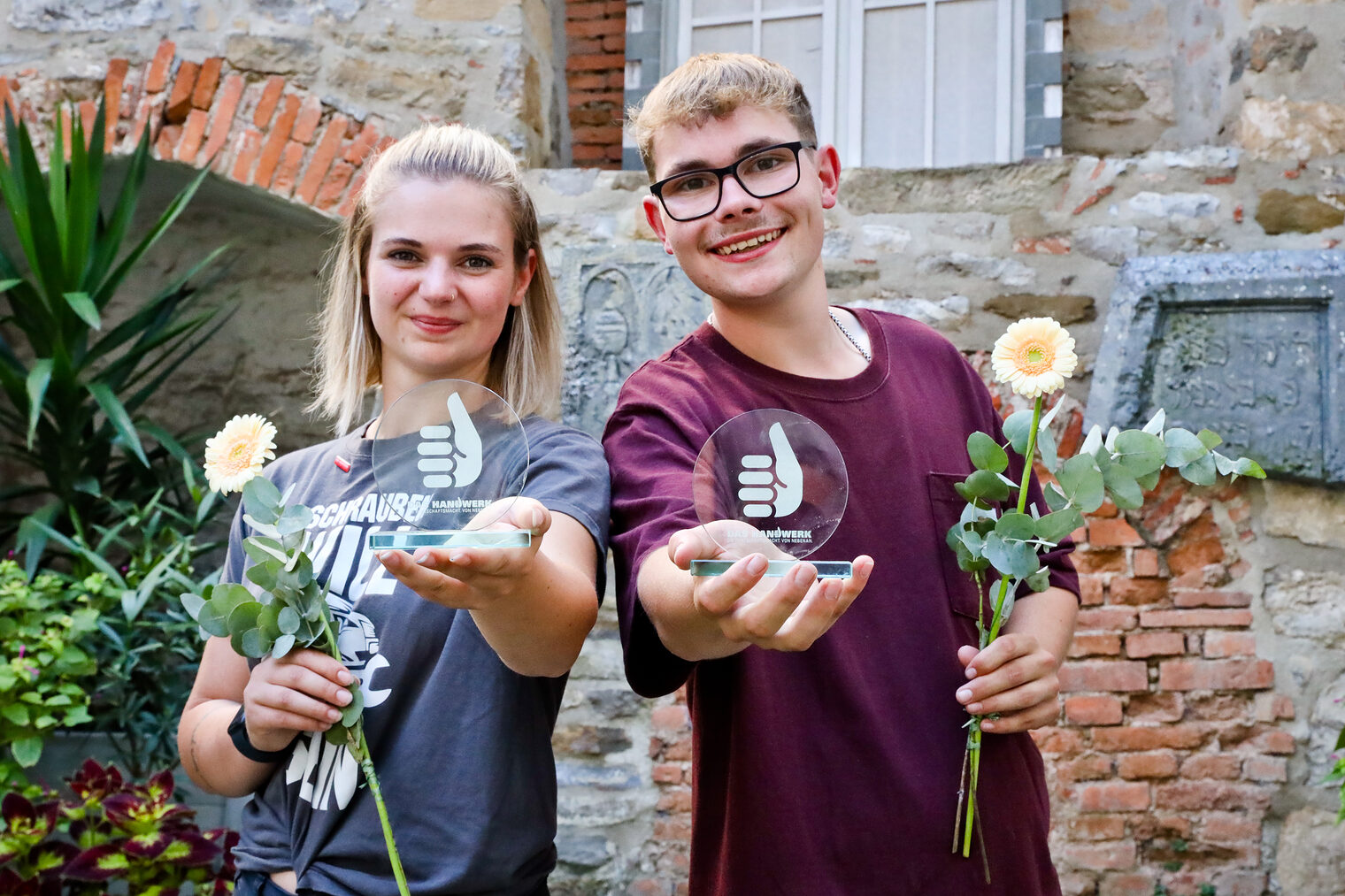 Unsere Gesichter des Handwerks 2023 sind Kfz-Mechatronikerin Gina Meyer (25 Jahre) aus Artern und Elektrotechniker Linus Spittel (20 Jahre) aus Seebergen/Drei Gleichen.