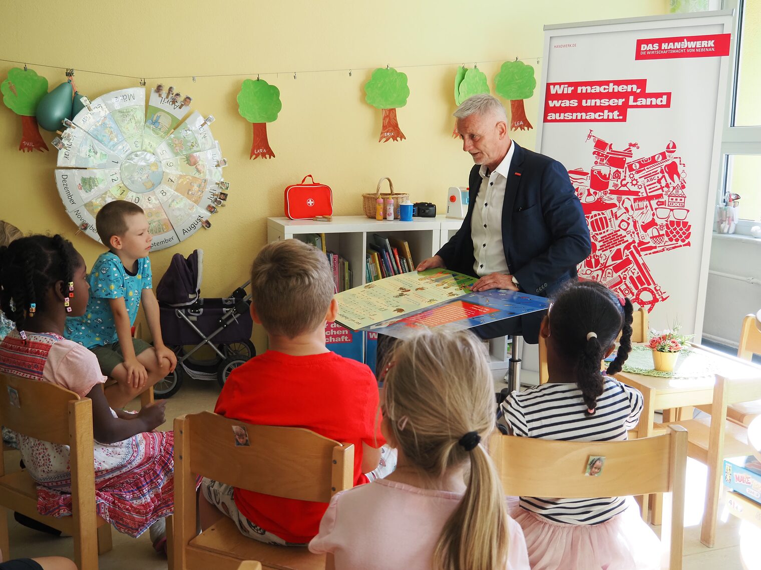 Klaus Lasner, Geschäftsführer der Kreishandwerkerschaft Gotha, bereicherte die Veranstaltung, indem er den Kindern Geschichten über verschiedene Handwerksberufe vorlas.