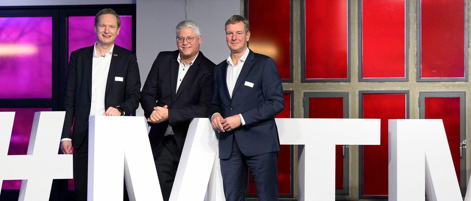 Tobias Hinz, Geschäftsführer Zentrale Dienste und Hauptgeschäftsführer Thomas Malcherek, beide von der HWK Erfurt begrüßten Carsten Feller, Staats-sekretär im TMWWDG. Tobias Hinz, Geschäftsführer Zentrale Dienste und Hauptgeschäftsführer Thomas Malcherek, beide von der HWK Erfurt begrüßten Carsten Feller, Staats-sekretär im TMWWDG.