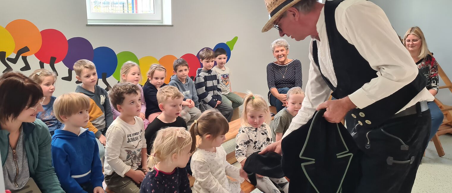 Im Rahmen des Wettbewerbs „Kleine Hände, große Zukunft“ haben die Kinder der Kindertagesstätte „Tausendfüssler“ in Holzthaleben die Theateraufführung „Hans im Glück“ von Richard Betz gewonnen.