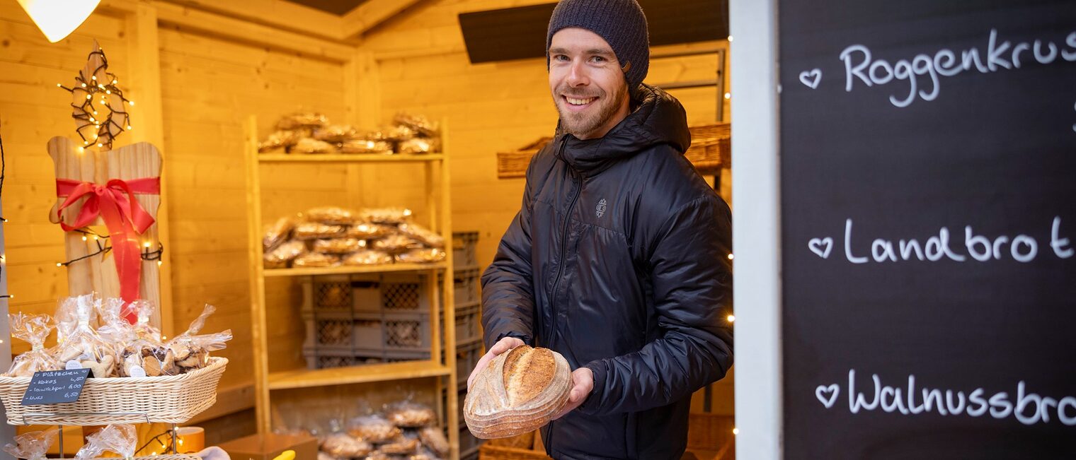 Der Weihnachtsmarkt hält allerhand Genussmomente und Geschenkideen für das Weihnachtsfest bereit. Maximilian Stiebling von der Bäckerei „Teigmacher“ aus Bad Tabarz bietet handwerklich gefertigte Brote, Sauerteigstollen und weihnachtliche Leckereien. Der Weihnachtsmarkt hält allerhand Genussmomente und Geschenkideen für das Weihnachtsfest bereit. Maximilian Stiebling von der Bäckerei „Teigmacher“ aus Bad Tabarz bietet handwerklich gefertigte Brote, Sauerteigstollen und weihnachtliche Leckereien.