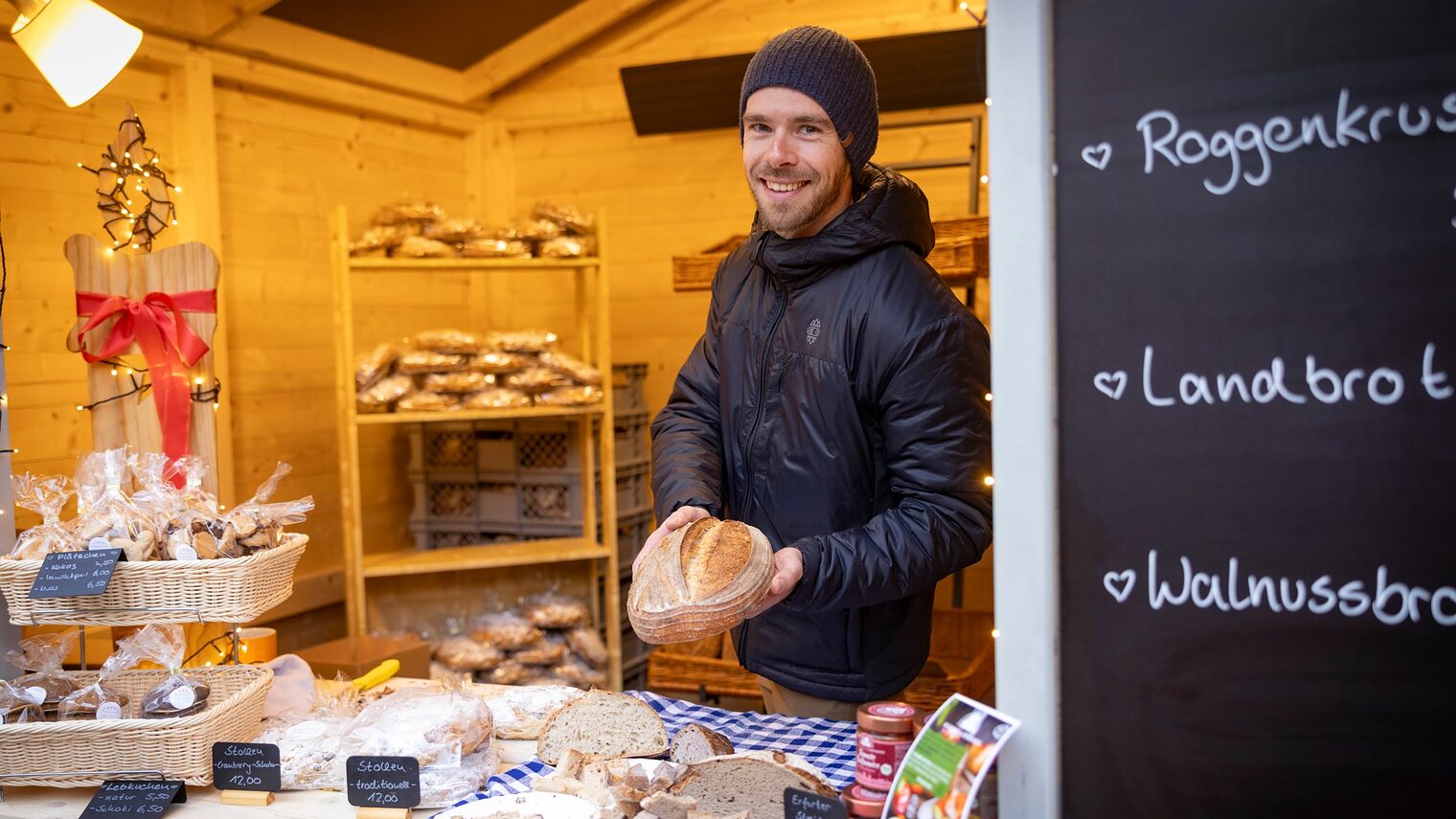 Der Weihnachtsmarkt hält allerhand Genussmomente und Geschenkideen für das Weihnachtsfest bereit. Maximilian Stiebling von der Bäckerei „Teigmacher“ aus Bad Tabarz bietet handwerklich gefertigte Brote, Sauerteigstollen und weihnachtliche Leckereien.