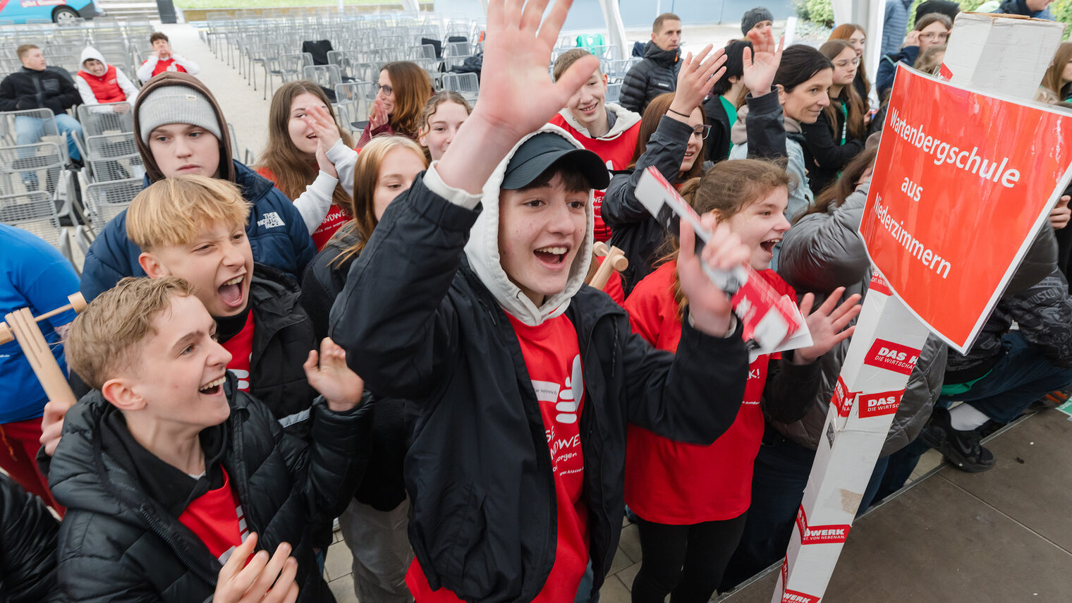 Finale des Schülerwettbewerbs "Klasse Handwerk! Die Profis von morgen" auf der Parkbühne im egapark. Zur 14. Auflage des Schülerwettbewerbes „Klasse Handwerk. Die Profis von morgen 2024.“ haben sich 53 und 1.200 Schüler/-innen von Gymnasien, Regel-, Gesamt-, Gemeinschafts- und Förderschulen aus dem gesamten Freistaat angemeldet. Die Regionalsieger des Online-Wettbewerbs Klasse Handwerk 2023 sind: EF: Klasse 8a der Wartenbergschule, Staatliche Regelschule aus Niederzimmern Ost: Klasse 8 der Staatlichen Regelschule aus Wurzbach Süd: Klasse 8/4 des Philipp-Melanchthon-Gymnasiums aus Schmalkalden Schlagwort(e): lth Schulen Handwerk