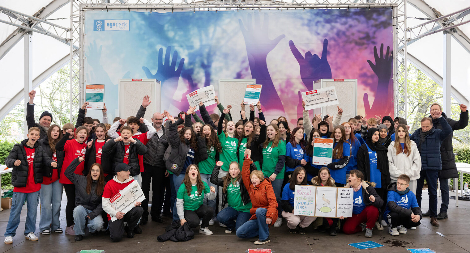 Finale des Schülerwettbewerbs "Klasse Handwerk! Die Profis von morgen" auf der Parkbühne im egapark. Zur 14. Auflage des Schülerwettbewerbes „Klasse Handwerk. Die Profis von morgen 2024.“ haben sich 53 und 1.200 Schüler/-innen von Gymnasien, Regel-, Gesamt-, Gemeinschafts- und Förderschulen aus dem gesamten Freistaat angemeldet. Die Regionalsieger des Online-Wettbewerbs Klasse Handwerk 2023 sind: EF: Klasse 8a der Wartenbergschule, Staatliche Regelschule aus Niederzimmern Ost: Klasse 8 der Staatlichen Regelschule aus Wurzbach Süd: Klasse 8/4 des Philipp-Melanchthon-Gymnasiums aus Schmalkalden Schlagwort(e): lth Schulen Handwerk