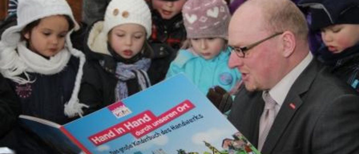Kreishandwerksmeister und Vizepräsident Thomas Erdmann überreichte das erste Kindergartenbuch. Kreishandwerksmeister und Vizepräsident Thomas Erdmann überreichte das erste Kindergartenbuch.