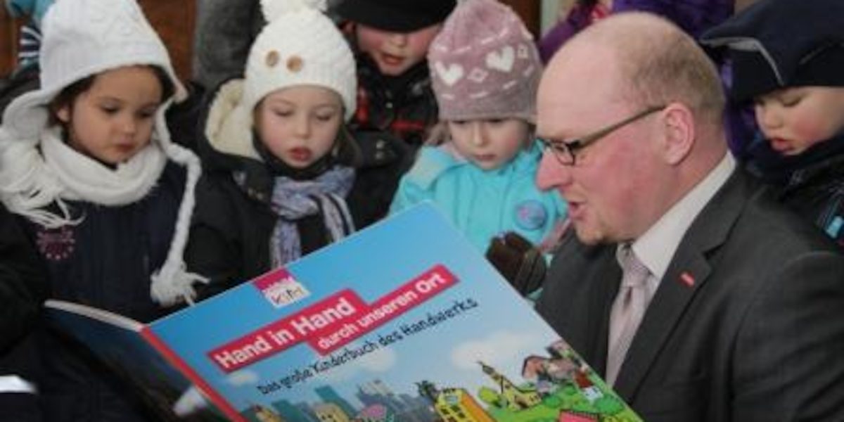 Kreishandwerksmeister und Vizepräsident Thomas Erdmann überreichte das erste Kindergartenbuch.