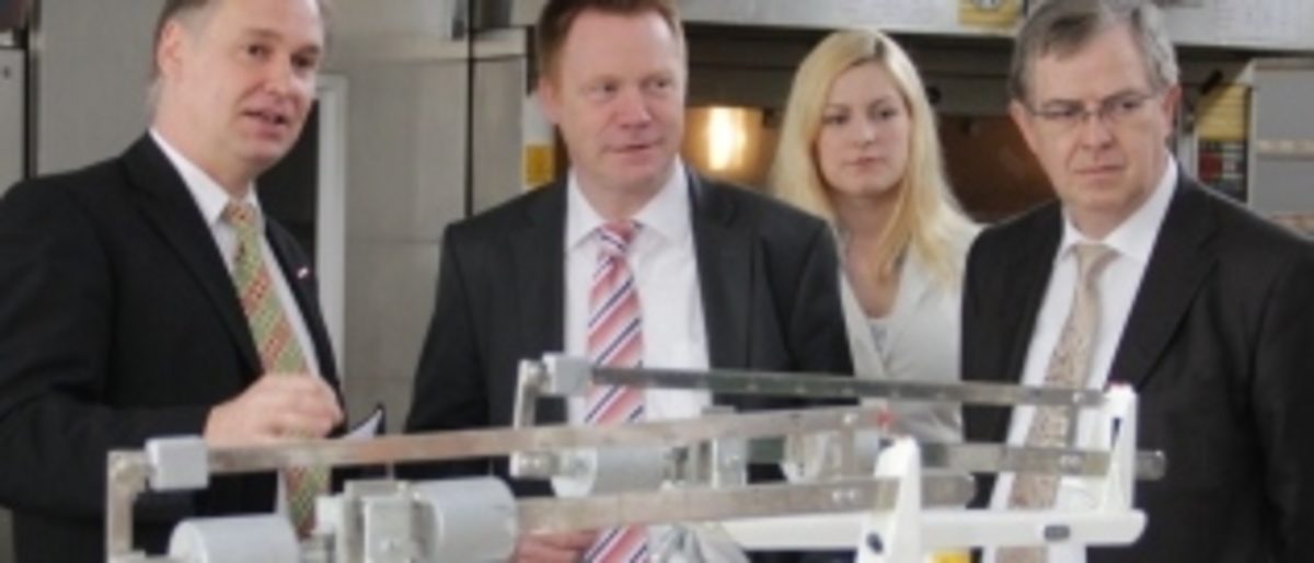 In seinem Metier: Kammerpräsident Stefan Lobenstein erläuterte Kultusminister Christoph Matschie nicht nur die Bäcker- und Konditorenwerkstatt im BBZ, sondern führte den Gast durch alle Werkstatthallen des Bildungszentrums. In seinem Metier: Kammerpräsident Stefan Lobenstein erläuterte Kultusminister Christoph Matschie nicht nur die Bäcker- und Konditorenwerkstatt im BBZ, sondern führte den Gast durch alle Werkstatthallen des Bildungszentrums.