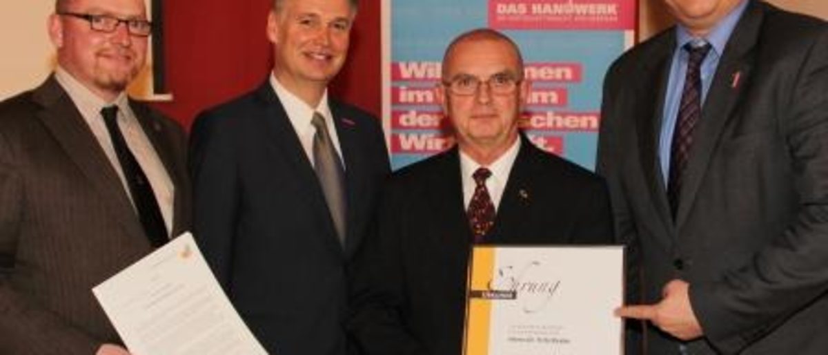 Landesinnungsmeister und Vizepräsident der Handwerkskammer Erfurt Thomas Erdmann und Kammerpräsident Stefan Lobenstein ehrten Dr. Fritz Raabe. Die Urkunde überreichte Hauptgeschäftsführer Thomas Malcherek (v.l.n.r.) Landesinnungsmeister und Vizepräsident der Handwerkskammer Erfurt Thomas Erdmann und Kammerpräsident Stefan Lobenstein ehrten Dr. Fritz Raabe. Die Urkunde überreichte Hauptgeschäftsführer Thomas Malcherek (v.l.n.r.)