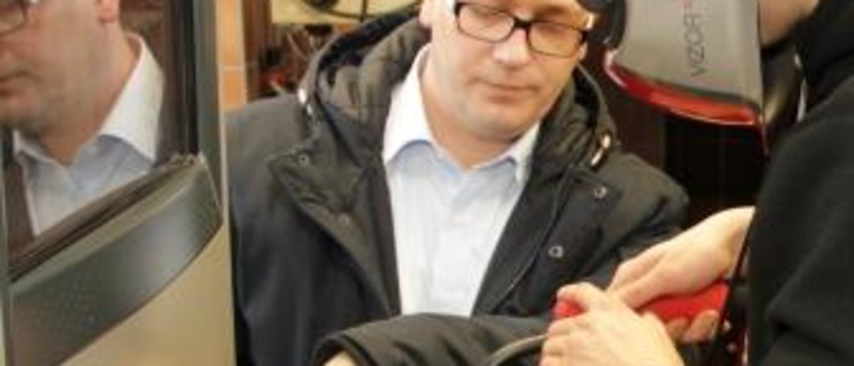 Erste virtuelle Schweißversuche: Swen Holland-Moritz (links) vom Fronius-Vertragshändler Guttroff erklärte die Funktionsweise des Schweiß-Simulators. Erste virtuelle Schweißversuche: Swen Holland-Moritz (links) vom Fronius-Vertragshändler Guttroff erklärte die Funktionsweise des Schweiß-Simulators.